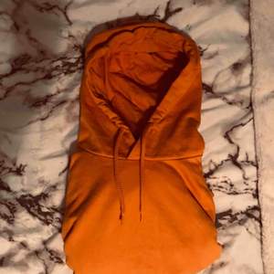 Jättefin och skön orange/gul hoodie från Cubus!!Använd fåtal gånger, frakt tillkommer i priset. Priset kan diskuteras vid snabbt köp!