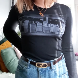  - Cool croppad (där byxorna slutar) tröja från 90-talet. Säljer pga brist på plats i garderoben. Storlek står inte, men sitter som S. Tight men stretchig. Köparen står för frakt 💜