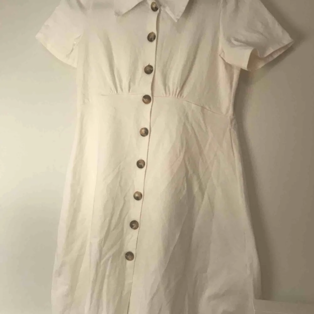 Oanvänd vit klänning från asos, strl 36. Originalpris: 381 kr. Säljer pga. fel storlek. Frakt tillkommer. . Klänningar.
