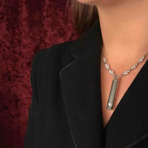  -  Vi har alla skyndat oss hem med andan i halsen eller struntat i att gå ut och jogga av rädsla för att bli överfallna.  Den silvriga berlocken är egentligen en överfallsvisselpipa du blåser i om du hamnar u en hotfull situation  Frakt: 10 kronor