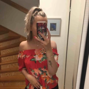  - Snygg offshoulder, knappt använd