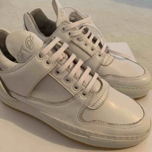  - Sko gjort i läder, sulan av gummi. 