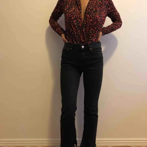  - Fina smått utsvängda jeans från Zara med slits. Det är anklejeans så passar mig som är 160 perfekt men annars använts det vanligtvis som en kortare modell. Frakt tillkommer på 50 kr!🌸🌸