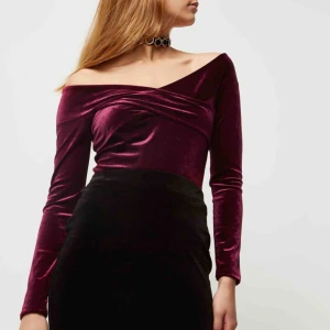  - Vinröd offshouldef tröja i velvet från River Island. Helt oanvänd