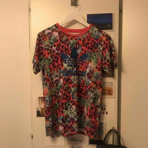  - Äkta adidas tröja, använd runt 2-3 gånger. Mycket bra skick! Passar en XS-M beror på hur oversized man vill ha den. Fraktar eller möts upp i Vingåker/Katrineholm. 200kr