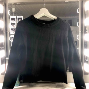  - Skön oanvänd svart stickad tröja med liten slits på sidan.  Köparen från för eventuell frakt!