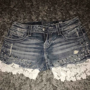  - Blåa jeans shorts från miss me med snygga silver detaljer och spets. Nypris 600kr