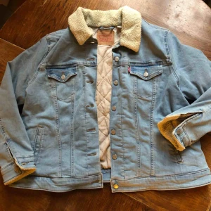  - Fodrad jeansjacka från Levis i trevligt skick. Sotets om large xxl på lappen. Snygg ljus tvätt. Kan skickas mot fraktkostnad eller hämtas i Uppsala 