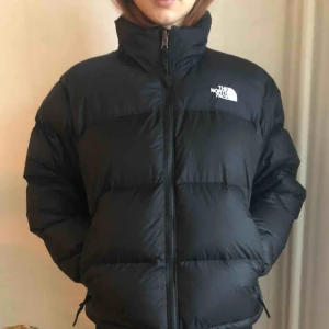 - Helt ny North Face 1996 Retro Nuptse jacka! Aldrig använd bara provad. Nypris 2500 kr. Möts upp i Stockholm. Går till högstbjudande 