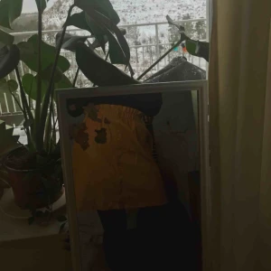  - superfin gul kjol från zara, aldrig använd! den är i storlek medium men upplever att den är lite stor i modellen. kan mötas upp i stockholm eller frakta, men köparen står för frakten.