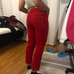  - Beställda från NA-KD, men är ursprungligen från mango. I storlek 38. Jättefin röd färg, i en rak jeansmodell. Lite kortare i benen. Använda endast 1 gång:)