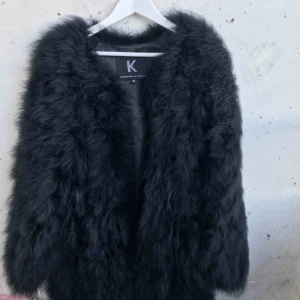  - Jätte fin och helt oanvänd pälsjacka som går ner lite längre! Används inte då jag inte vill ha äkta päls men fick som en gåva för några månader sedan.  Pris kan diskuteras vid snabbaffär! 🌷