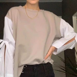  - As cool och unik skjorta/tröja från Zara. Man knyter rosetterna på sidan som på bilden. Mycket bra skick!!