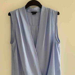  - En fin ljusblå blus från Lindex i storlek 40. Använd nån enstaka gång och har ett mycket fint skick. Nypris är jag inte säker på.