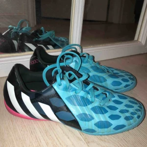  - Inomhusskor från Adidas, använda fåtal gånger. Storlek 38. Säljer för 200kr, köparen står för frakt. 
