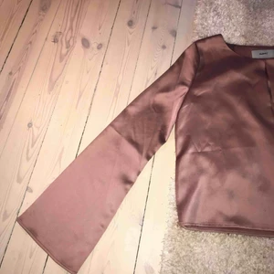  - Jättefin lite croppad blus från asos, använd en gång, i silkesmaterial! Flare ärmar