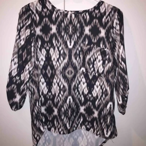  - Fin blus som knappt är använd då jag aldrig haft tillfälle. Storlek XS men passar även S. Köparen står för frakt