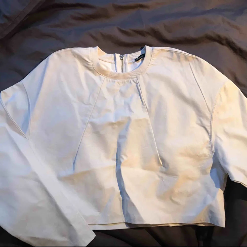 En vit cropad långärmad tröja från zara i fejkskinn. Aldrig använd . Tröjor & Koftor.
