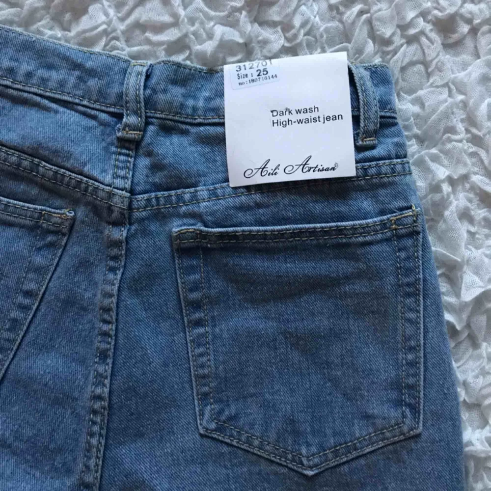 Säljer ett par helt nya momjeans då de inte passar mig, nypris 400kr  Frakt ingår i priset. Jeans & Byxor.