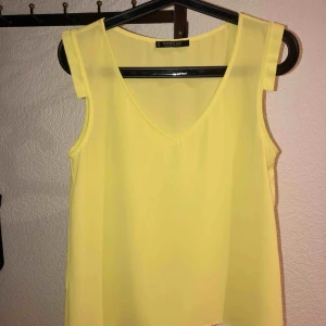  - En favvo blus i gul härlig färg. Använd några gånger men är i gott sick! Fina detaljer vid axelremmarna. 