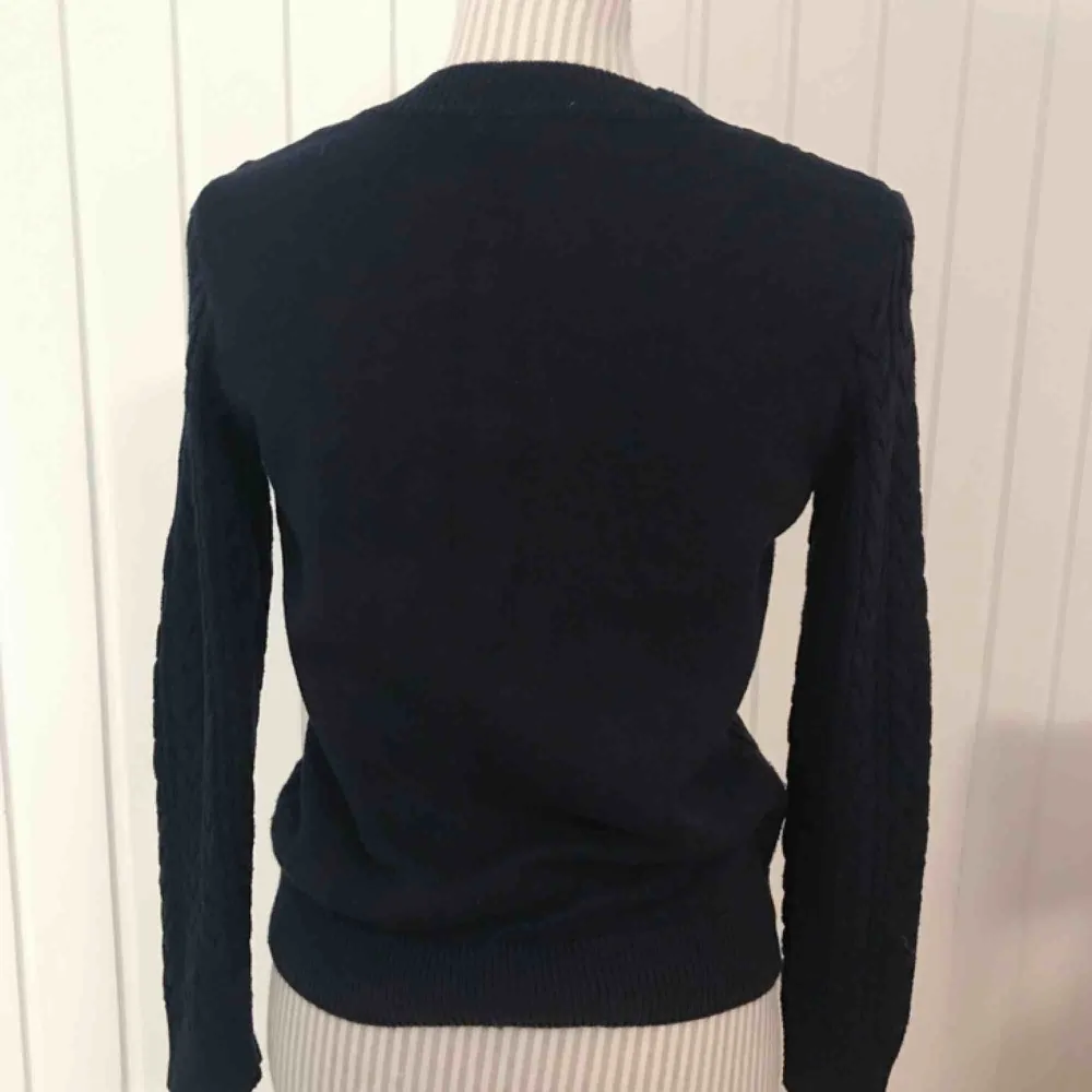Blå kabelstickad tröja från H&M i fint skick! Frakt på 55 kr tillkommer 🌟. Tröjor & Koftor.