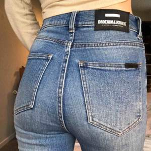 Dr denim jeans i modellen ”Zoey”. Jeansen är i skinny modell med mycket stretch i tyget, hög midja och mörkblå i färgen. Avklippta vid anklarna!  Köparen står för frakten eller upphämtas i Göteborg.  