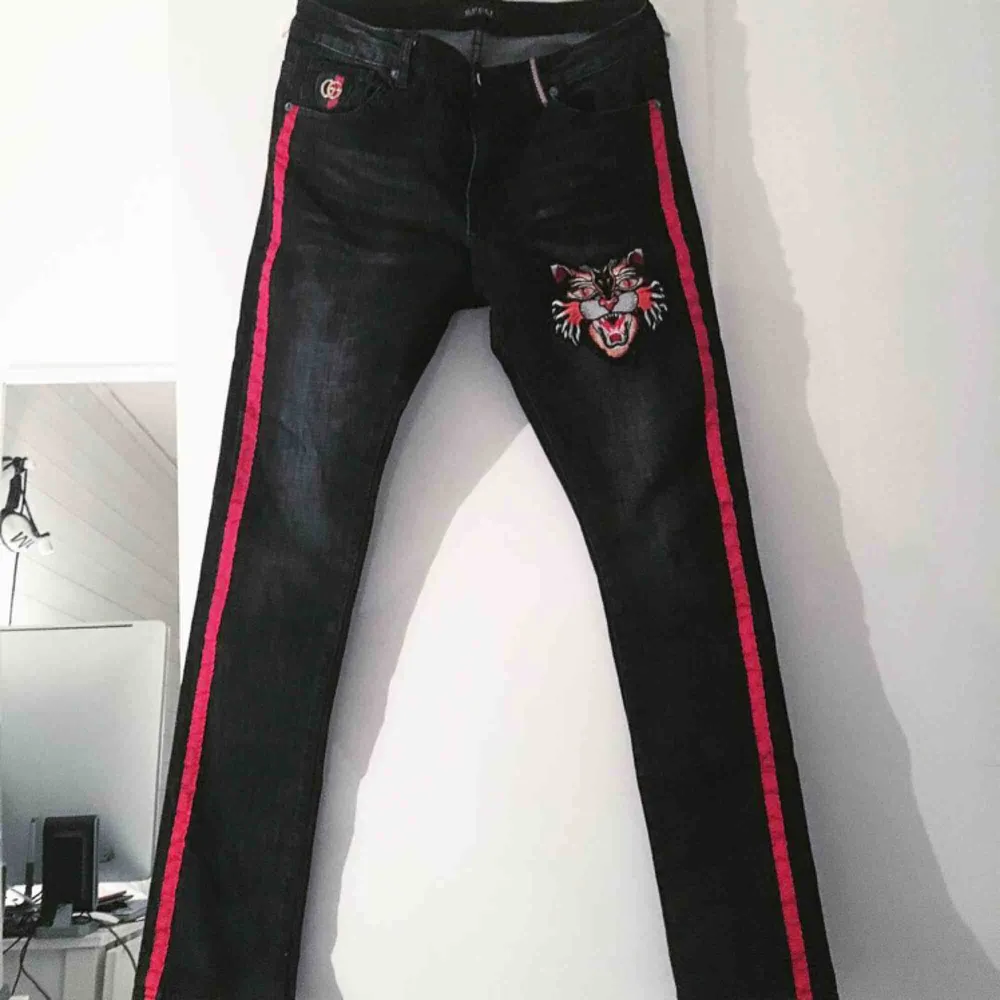 Bootleg Gucci jeans. Sjukt snygga jeans med diverse detaljer. De passar storlek 30-32.. Jeans & Byxor.