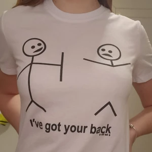  - Det gör lite ont att sälja den här tröjan men den kommer tyvärr inte till användning :( Använd bara någon gång vilket gör att den är i nyskick. Frakt tillkommer på 39 kr💓