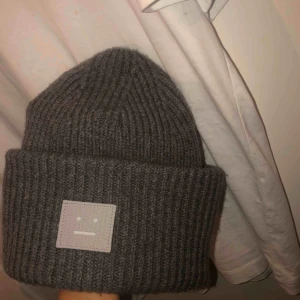  - Acne studios pansy S mössa från 2018. Knappt använd. Prislapp finns kvar. Köp imorgon 20/12 och priset kan diskuteras. Nypris 1350kr