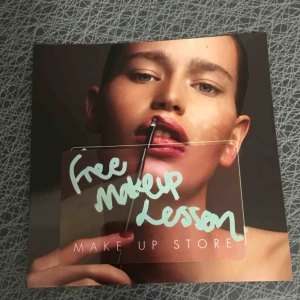  - Sminklektion på makeup store.  Frakt tillkommer på 9kr om det ska skickas.