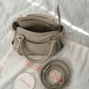 - En jättefin Chloé väska Miya , ljusbeige färg använd en gång så den är som ny. Kostar 3999kr så den är äkta har inget kvitto på den för att jag fick den i present .. Ska den skickas så får köparen stå för frakt ..  