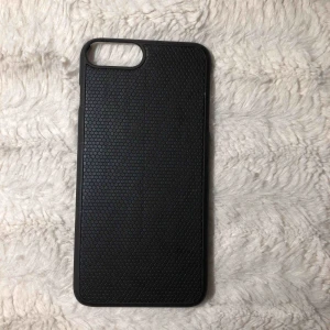  - iPhone skal till iPhone 8 plus, skalet är svart med ”cirklar”