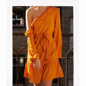  - Underbar gul klänning. Passar perfekt till sommaren om man vill ha lite färg på sig. Pm mig gärna med ett eget pris du skulle vilja ge för klänningen 📩 Vill helst försöka sälja den för 200kr. Om den ska fraktas står köparen för det :) 