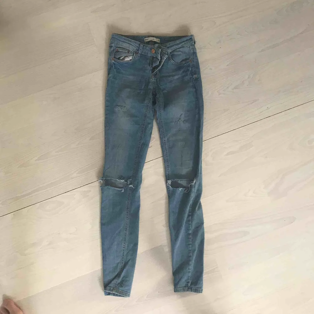 Ljusblåa jeans från Gina passform: Lisa. Jeans & Byxor.