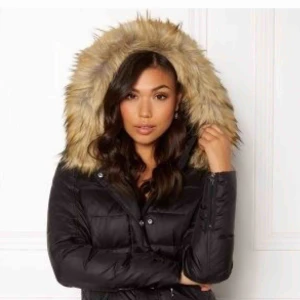  - Jackan är använd några gånger, helt ny och är som sagt bara använd några gånger! Jag säljer jackan för 1500 men priset kan diskuteras 