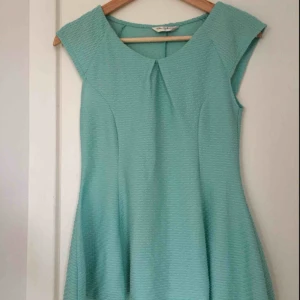  - Jättefin topp i mintgrön färg från Miss Selfridges. Nästintill oanvänd. Fin skurning bak och fram vilket ger en perfekt passform. Köparen står för frakten