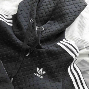  - - Croped hoodie från adidas, köpt på junkyard • storlek 34 (passar 36 också) • såklart äkta • superbra skick • 250 ink frakt (nypris 749 kr) Skriv vid frågor/ intresse <3