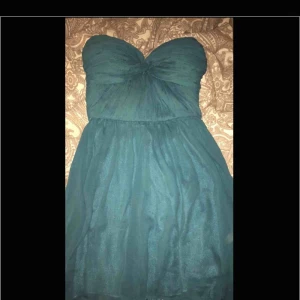  - En klänning som är perfekt för balen eller andra festliga ändamål.