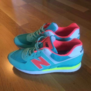  - Ej äkta! Fina och bekväma sneakers. Strl. 38,5. Bra skick.