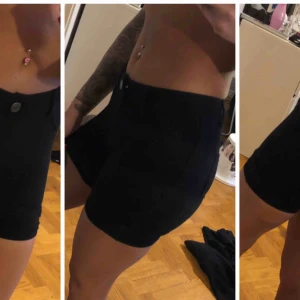  - Shorts i mjukis-material, fickor bak