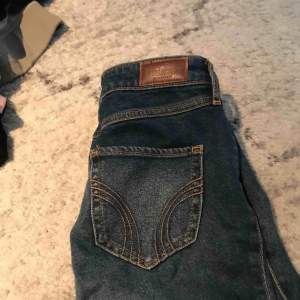 Hollister jeans med slitningar  använda 3 ggr
