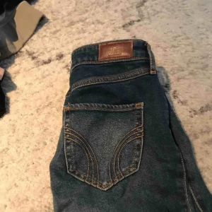  - Hollister jeans med slitningar  använda 3 ggr