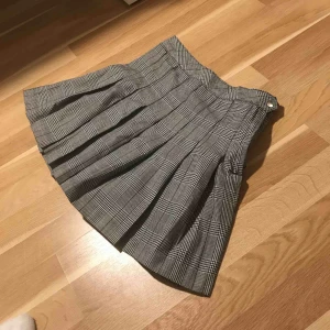  - Snygg kjol som jag tyvärr inte haft användning för därför aldrig använd💕 köparen står för frakt 