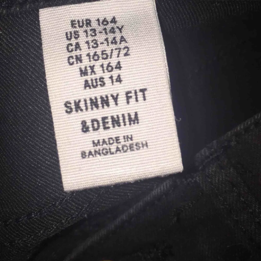 Säljer ett par fina svarta jeans, aldrig använda för dom är för små.. Jeans & Byxor.