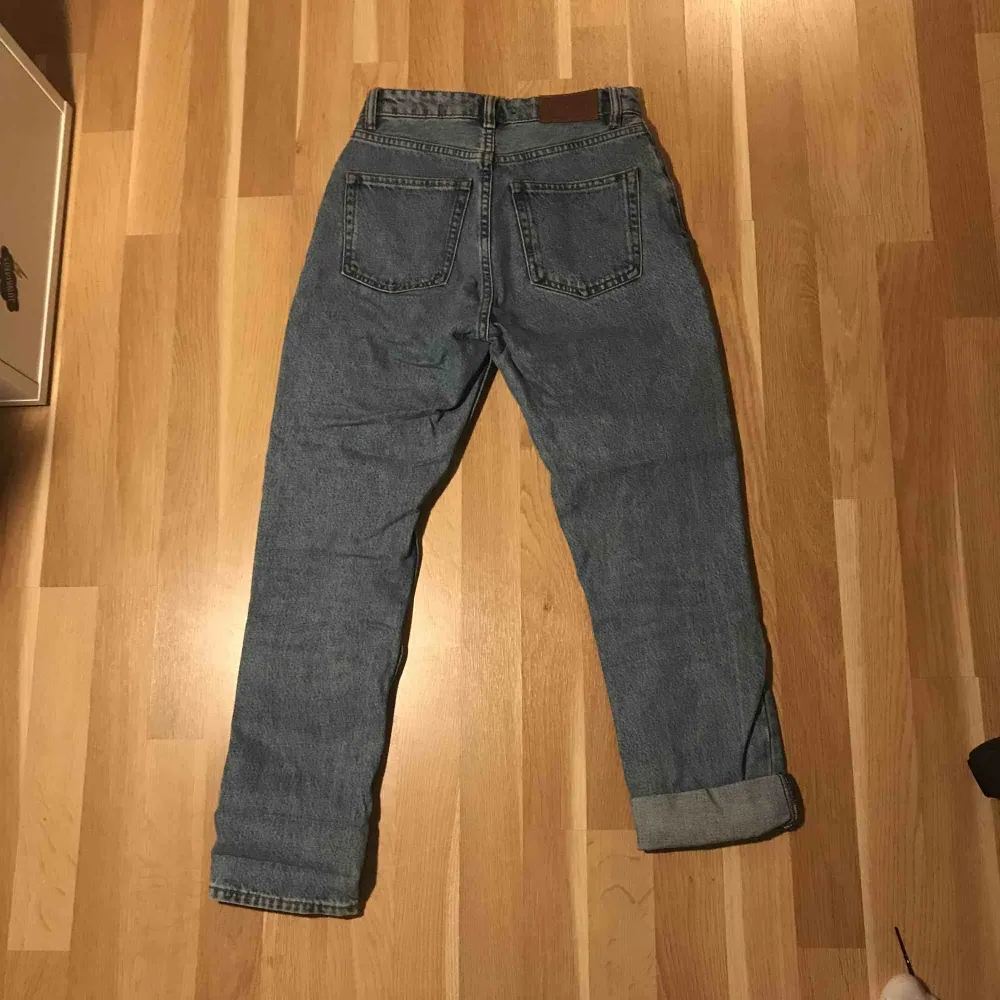 Mom jeans from monki som tyvärr är för små för mig💕. Jeans & Byxor.