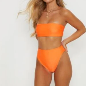  - Helt ny bikini från Prettylittlething! Prislappar kvar! Det är toppen från bild 1 och trosorna från bild 2! Trosorna är i "brazilian" modell, så sitter snyggt på rumpan!