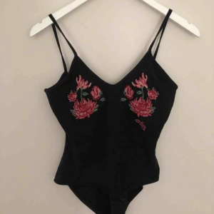  - En body som tyvärr endast använts en gång då den var lite liten på mig :( Står att den är S/M men är mer av en S enligt mig.