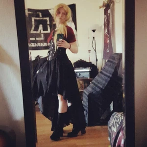  - Kjol med stretch. Kort framtill och blir längre baktill.  Jätte anyggt med korsett som jag har på bild. 💕 Köpt på EMP . Passar S till M och L . Tillkommer frakt eller hämta upp i Malmö eller Hässleholm.  