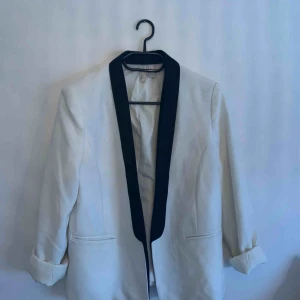  - Säljer min fina vita kavaj från Forever 21, den är endast använd några fåtal gånger. Färgen är gräddvit och det är storlek M men passar även på en small. Köparen betalar frakten.