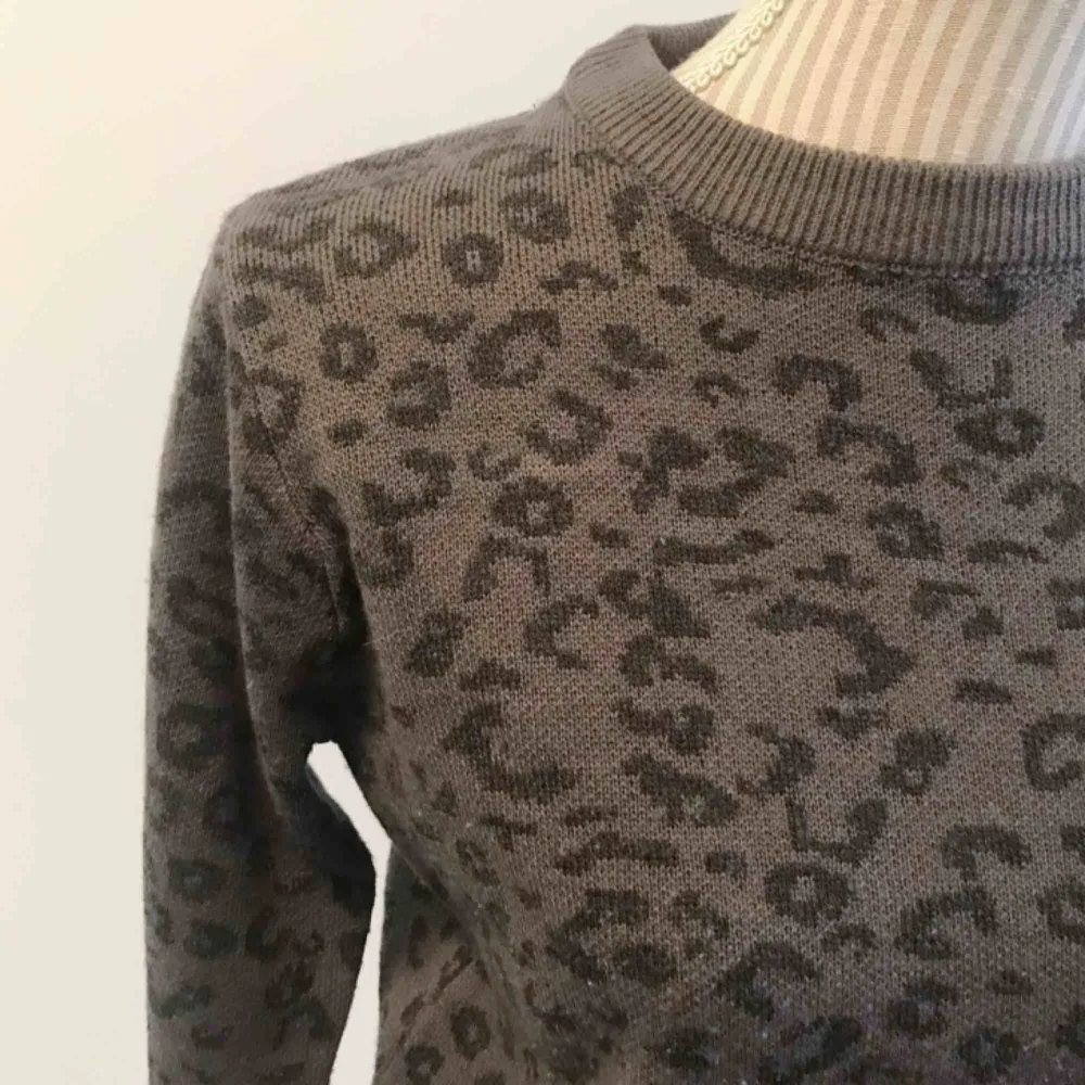 Grå tröja i trendigt leopardmönster! Normalt skick 🌟 frakt på 55 kr tillkommer. Tröjor & Koftor.